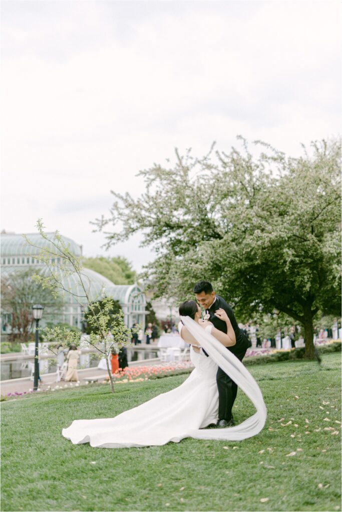 bride and groom at Brooklyn botanical gardens